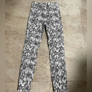 H&M snakeskin print cotton skinny ankle jeans.
Zipper/button closure. Size 2.